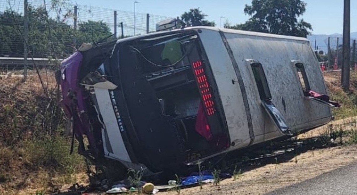 Microbús vuelca con 36 pasajeros y conductor se da a la fuga