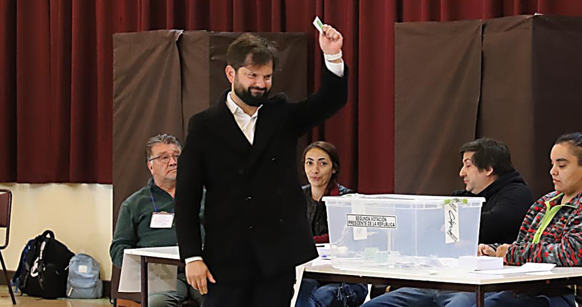 Presidente Boric vota en Punta Arenas y defiende su gestión