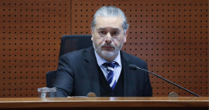 Corte Suprema remueve a tres jueces por viajar con licencia médica